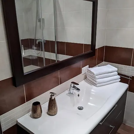 Mini Sun With Private Garage Parking アパート