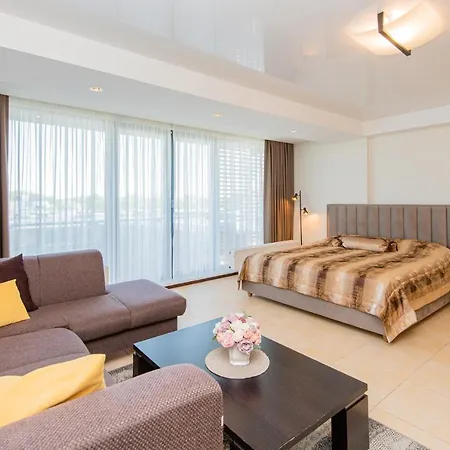 Mini Sun With Private Garage Parking Apartamento Palanga