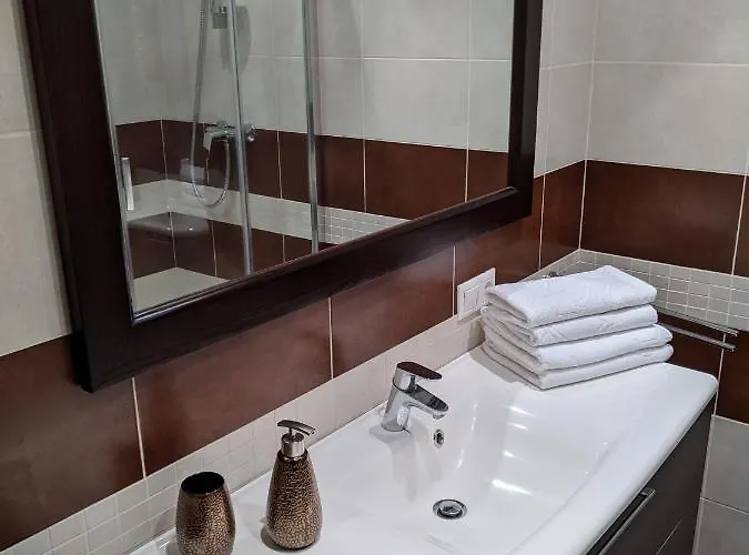 Mini Sun With Private Garage Parking דירה